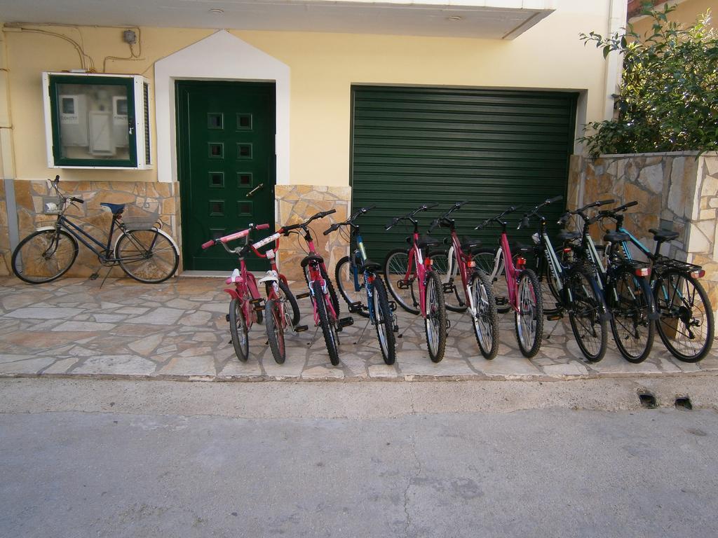 Petros Studios Poros  Luaran gambar