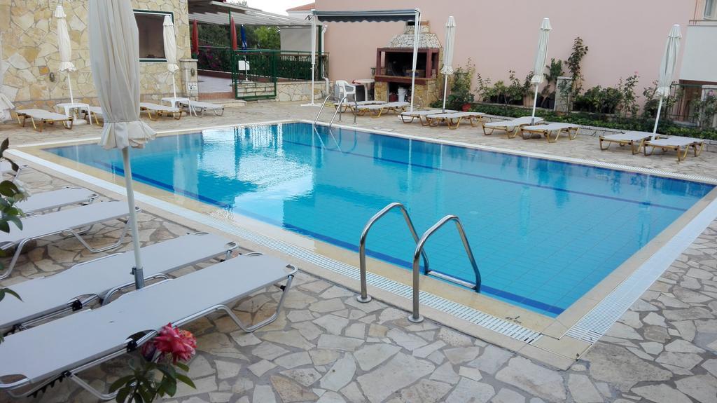 Petros Studios Poros  Luaran gambar