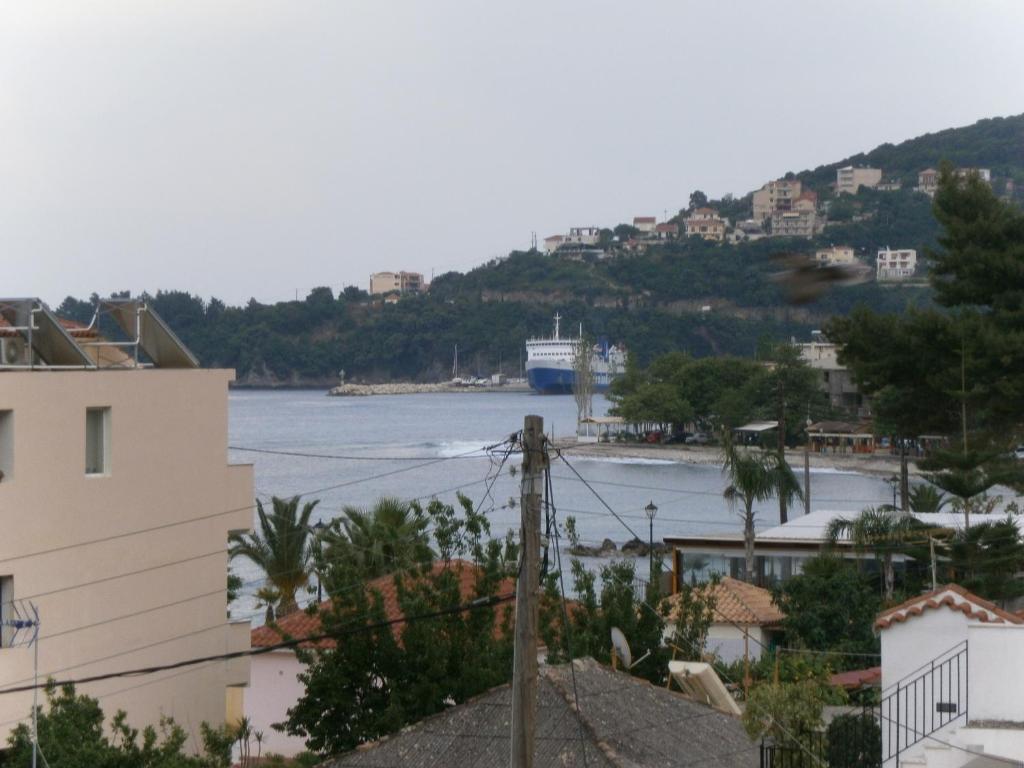 Petros Studios Poros  Luaran gambar