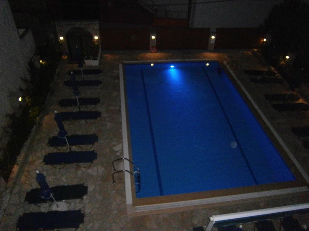 Petros Studios Poros  Luaran gambar