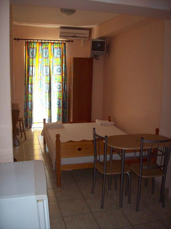 Petros Studios Poros  Bilik gambar